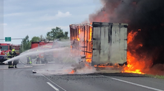 FOTO a VIDEO: Na D2 za Stupavou smerom na Bratislavu horel kamión aj okolitý porast