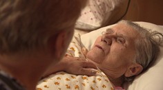 Čo s chorými, starými a bezvládnymi ľuďmi? Príbeh pani Emílie vás chytí za srdce