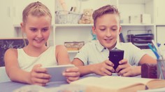 Kedy kúpiť dieťaťu prvý mobil? Nie je dôležitý vek, ale psychická vyzrelosť