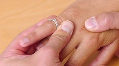 Jednoduchý návod na stiahntie prsteňa, ak vám opuchne prst