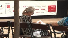 Kto sa postará o seniorov? Bratislava starne a mladí sa jej vyhýbajú, utekajú za hranice