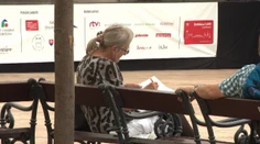 Kto sa postará o seniorov? Bratislava starne a mladí sa jej vyhýbajú, utekajú za hranice