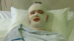 Stoja pri ňom všetci svätí. Tento mladík prežil už druhý teroristický útok