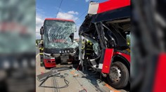 FOTO: Čelná zrážka autobusu s električkou. Po desivej nehode v Prahe hlásia až 18 zranených