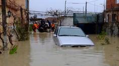 Albánsko zasiahli záplavy, zosúva sa aj pôda