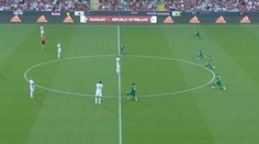 VIDEO: Futbalisti Írska si pokľakli pred zápasom. Reakcia ich maďarských súperov obletela svet