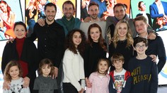 Oteckovia, to nie sú len štyria chlapi. Toto je kompletná zostava seriálu