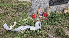 Smrť Chucka Norrisa zarmútila aj Slovákov. Na „jeho“ moste mu zanechali veniec s humorným nápisom