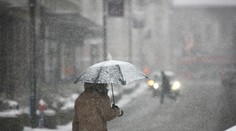 Západ Európy zasiahlo výdatné sneženie, chaos je v doprave aj na letiskách