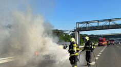 Dráma na R7. Začalo tam horieť auto, pasažieri našťastie vyviazli bez zranení