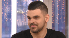 Známeho slovenského dídžeja zbili, okradli a vraj sa aj strieľalo. Polícia tvrdí niečo iné