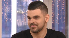 Známeho slovenského dídžeja zbili, okradli a vraj sa aj strieľalo. Polícia tvrdí niečo iné