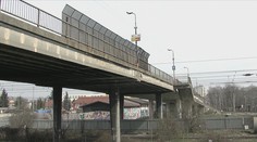 Dôležitý nadjazd v Leviciach je okrem katastrofálneho stavu už aj životu nebezpečný