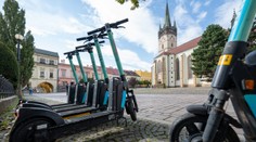 Kolobežky verzus chodci: Poslanec Vážny navrhuje obmedziť rýchlosť na chodníkoch. Stanovil toto číslo