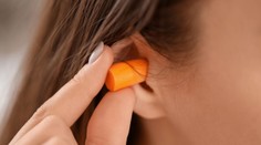 Decibely útočia aj v slúchadlách. Zátky, správna hygiena a nižšia hlasitosť zachránia vaše uši