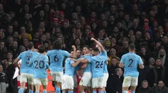 Boj o špicu ako Shakespearova zápletka. Manchester dobyl Londýn a futbalové Anglicko má nového kráľa