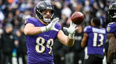 Hviezda NFL ukázala duchaprítomnosť a pomohla žene, ktorá omdlela v lietadle