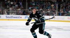 VIDEO: Pred ním to dokázali len piati velikáni. Tínedžer Celebrini pokoril magickú stobodovú hranicu