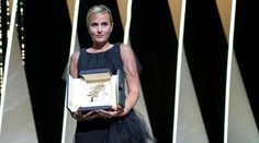 Zlatú palmu v Cannes získal film Titane. Je o vrahyni, ktorá má sexuálny vzťah s autami