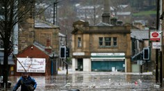 Záplavy vo Veľkej Británii neustupujú. Po silných dažďoch sa očakáva ďalšia vlna