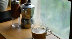 Ranná káva nalačno: Zdravý štart alebo tichý zabijak žalúdka?