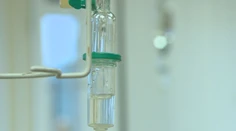 Viera musí platiť za dôležitý roztok, lebo sa lieči v neštátnej ambulancii. Je to diskriminácia, tvrdí onkologička
