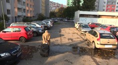 Takto otrasne musia ľudia parkovať v Petržalke. Tromfnete to?