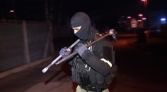 Veľká razia kukláčov! Miroslava Vlčeka hľadali kukláči na povale domu