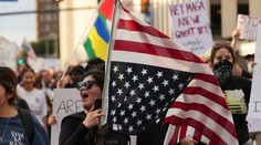 Dav protestujúcich naprieč USA. Vojaci sú v uliciach Los Angeles, napätie rastie