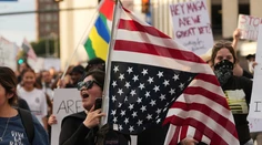Dav protestujúcich naprieč USA. Vojaci sú v uliciach Los Angeles, napätie rastie