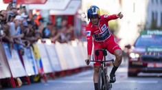 Slovinec Roglič oslavovat štvrtý celkový triumf na Vuelte. Vyrovnal historický rekord Španiela Herasa