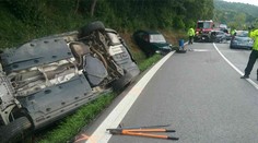 Vážna nehoda v obci Hniezdne. Dve autá vyleteli z cesty, zasahuje vrtuľník