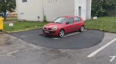 Na parkovisko položili nový asfalt, hoci tam stálo auto. Odborník nad spackanou robotou krúti hlavou