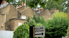 Zavreli hlasovaciu miestnosť, v jej okolí našli pobodaného muža