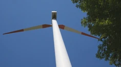 Z rotoru vo veternej elektrárni sa odtrhol jeden list. Spadol z 50-metrovej výšky