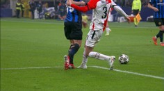 VIDEO: Slovenský rozhodca v Lige majstrov nariadil penaltu, ktorá vzbudzuje vášne. V Holandsku kritizujú VAR