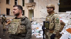 Prezident Zelenskyj prvýkrát navštívil front na východe Ukrajiny. Poďakoval odvážnym vojakom