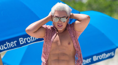 Ľudský Ken brázdil pláž: Naolejovaný v mini “vajcorezkách“