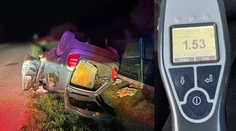 Vodič skončil s autom na streche. Policajti neverili vlastným očiam