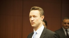 Rakúsky minister financií je podozrivý z korupcie, vykonali u neho prehliadku