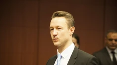Rakúsky minister financií je podozrivý z korupcie, vykonali u neho prehliadku