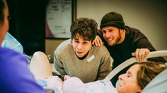 Homosexuálna dvojica túžila po dieťati, porodila im ho mama jedného z nich