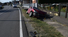 Tragická nehoda v Čeľovciach. Auto skončilo v múriku, zomrela spolujazdkyňa (†75), zranila sa vodička a dieťa