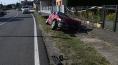 Tragická nehoda v Čeľovciach. Auto skončilo v múriku, zomrela spolujazdkyňa (†75), zranila sa vodička a dieťa