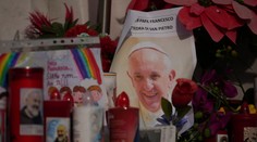 Pápež má za sebou desiaty deň v nemocnici. Podľa Vatikánu sa najnovšie objavili aj problémy s obličkami