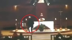 Chvíle hrôzy v montrealskom kostole: Útočník naháňal kňaza okolo oltára a pobodal ho