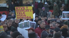 Približne dve stovky ľudí pred Prezidentským palácom žiadali "zastavenie štátneho prevratu"