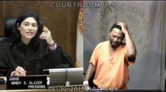 Dojemné stretnutie spolužiakov na súde. On zločinec, ona sudkyňa