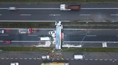 FOTO a VIDEO: Hrozivé zábery z tragédie na D1. Kamión prerazil zvodidlá a nastala spúšť
