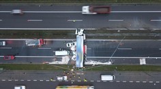 FOTO a VIDEO: Hrozivé zábery z tragédie na D1. Kamión prerazil zvodidlá a nastala spúšť